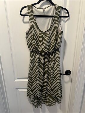 Olive & Cream High-Low Sleeveless Chevron Dress